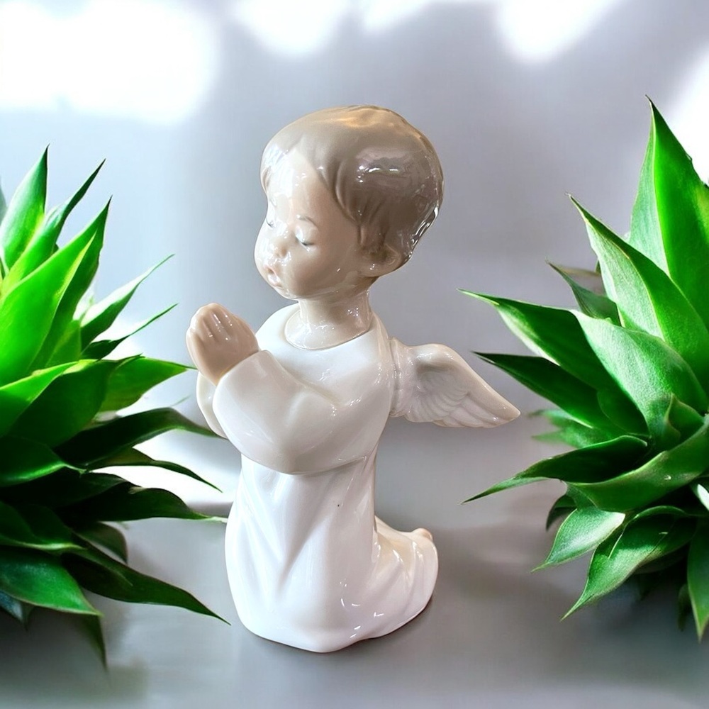 Lladró Angel Praying Figurine #4962 - Picture 11 of 16